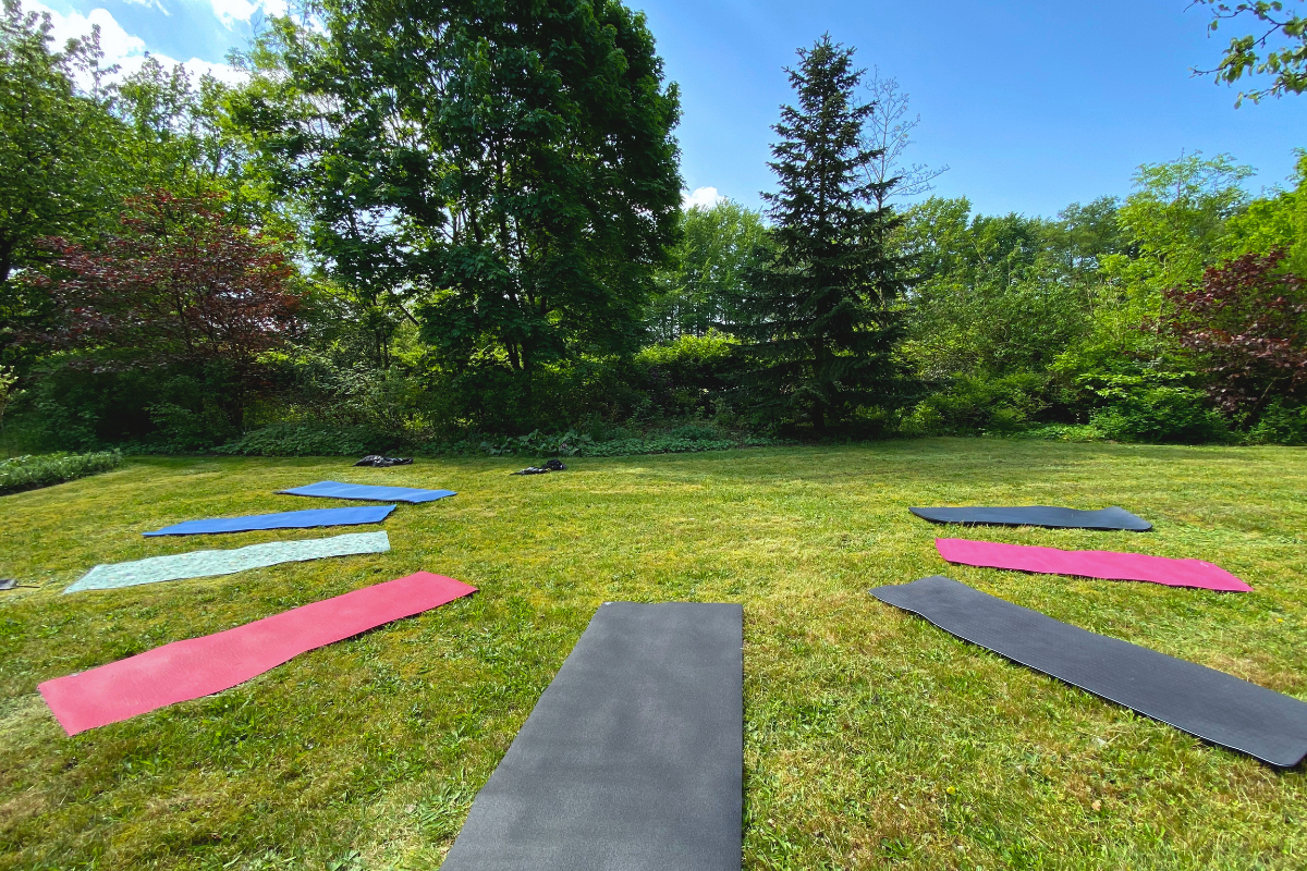 Yoga im Hofgarten mit Yogaauzeit Bielefeld